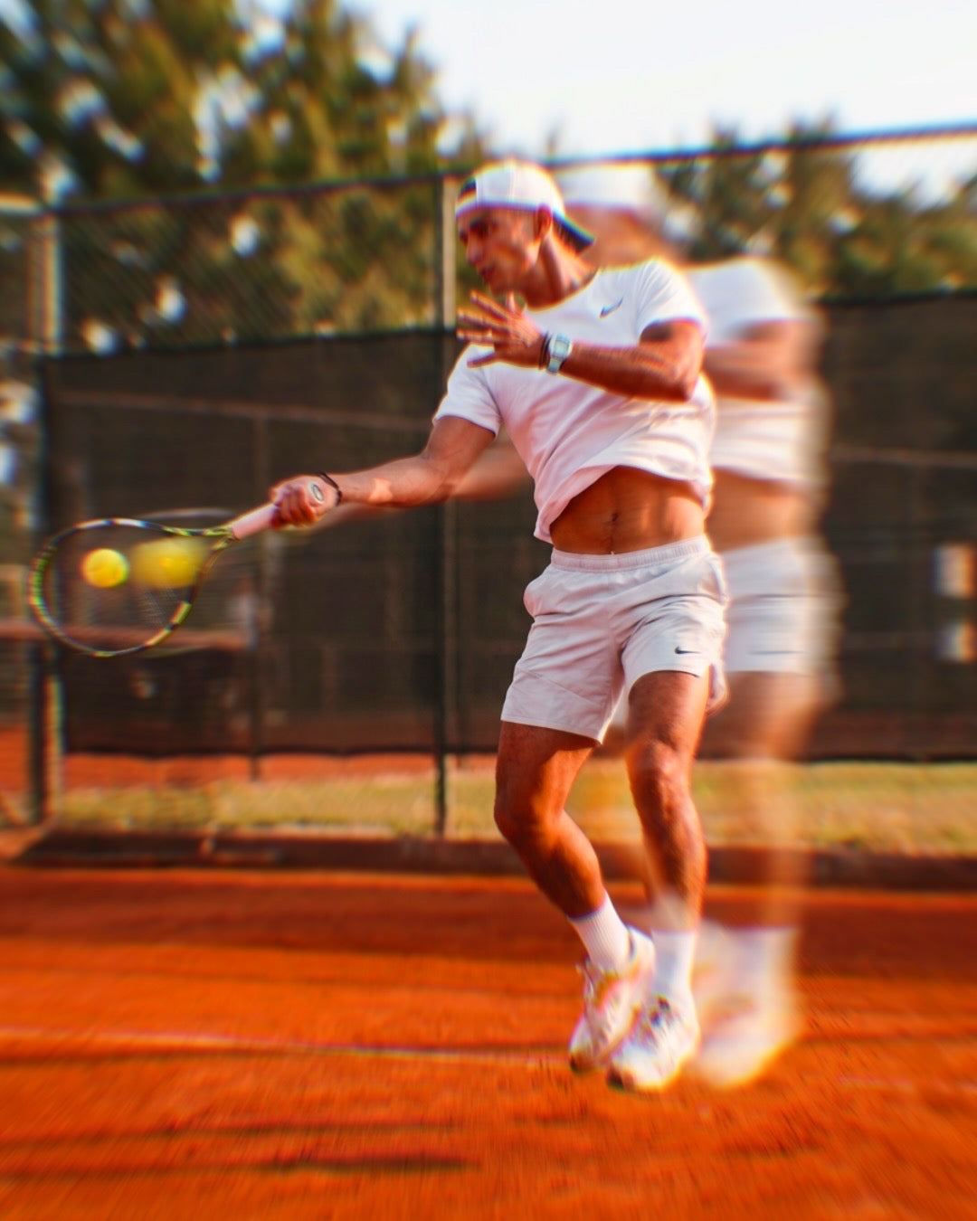 CILOA Marine with stainless steel bracelet in a tennis scene